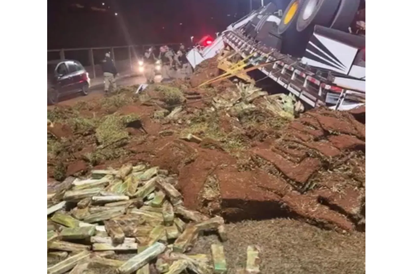 Leia mais sobre o artigo Caminhão capota carregado com mais de 1 tonelada de maconha