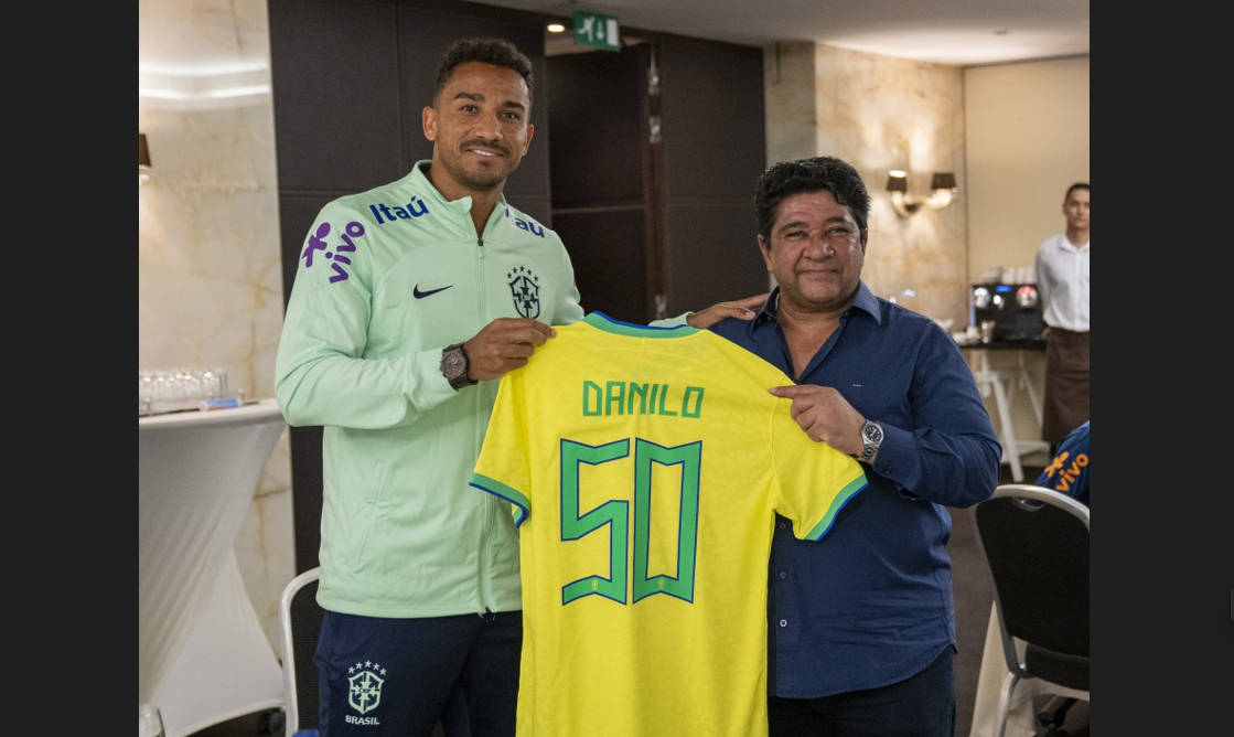 Leia mais sobre o artigo 50 jogos na Seleção: Danilo é homenageado pelo presidente da CBF