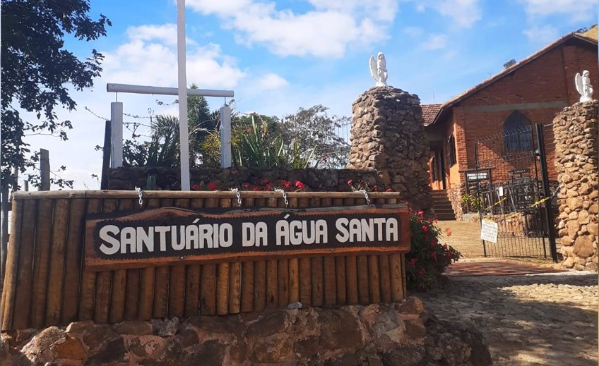 Leia mais sobre o artigo Calçamento do Santuário da Água Santa / Prefeitura de Bicas