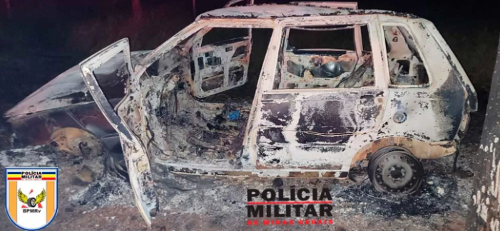 Leia mais sobre o artigo Homem morre carbonizado após carro bater em árvore e incendiar