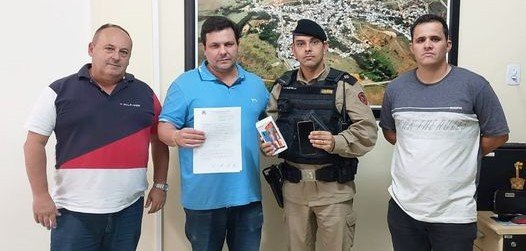 Leia mais sobre o artigo Segurança Pública | PM recebe aparelho celular e dois chips da Prefeitura de Bicas