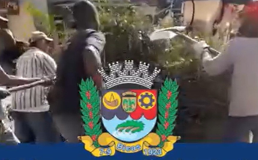 Leia mais sobre o artigo Vídeo | Prefeitura de Bicas | A limpeza e a retirada de entulhos continuam