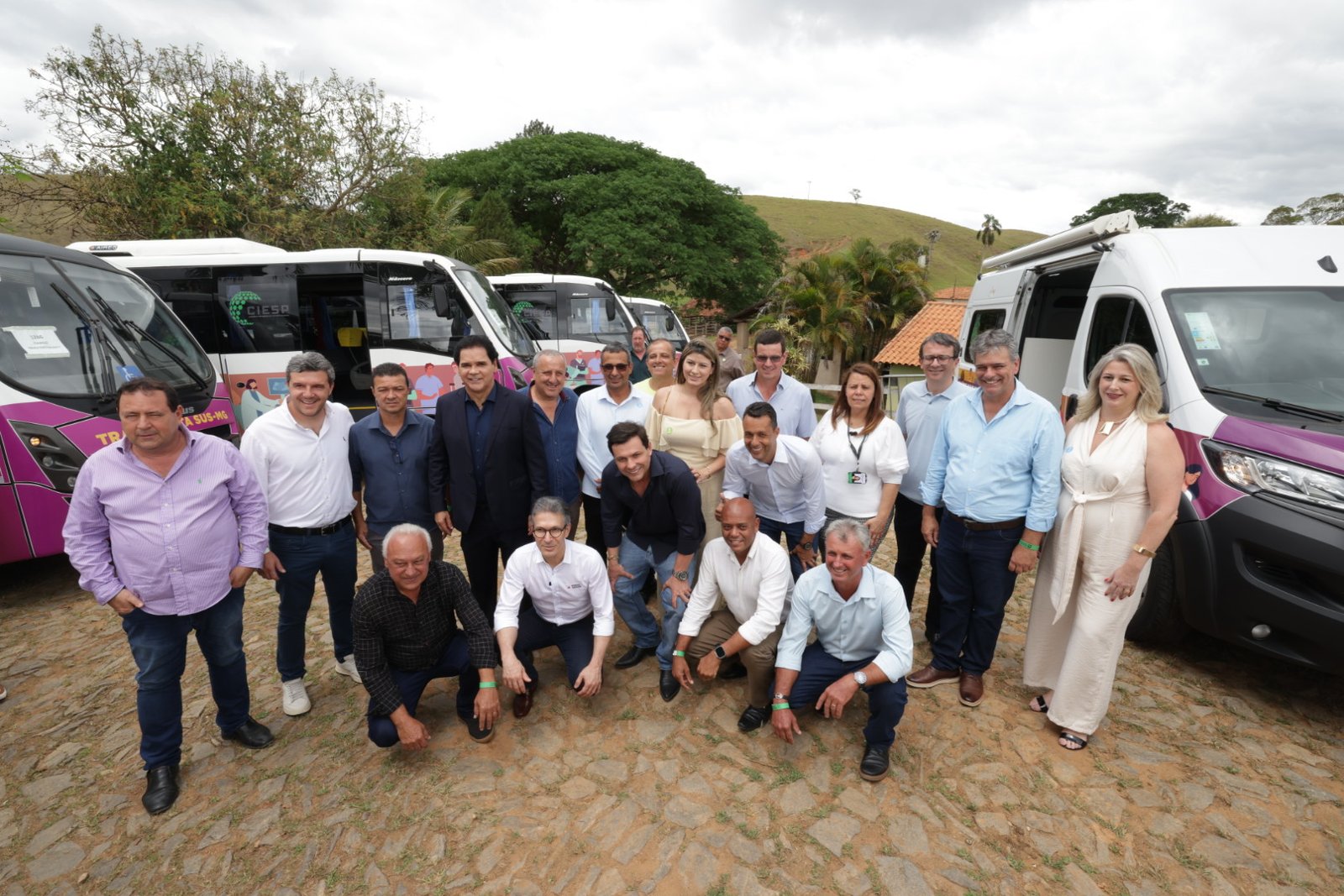 Leia mais sobre o artigo Governo de Minas entrega nove micro-ônibus para saúde em Bicas