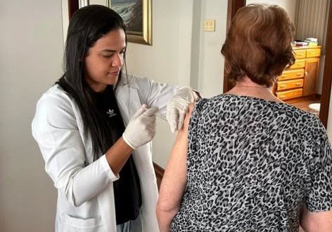 Leia mais sobre o artigo Bicas_Vacinação contra Influenza_Pacientes acamados e domiciliados_ESF Nordeste