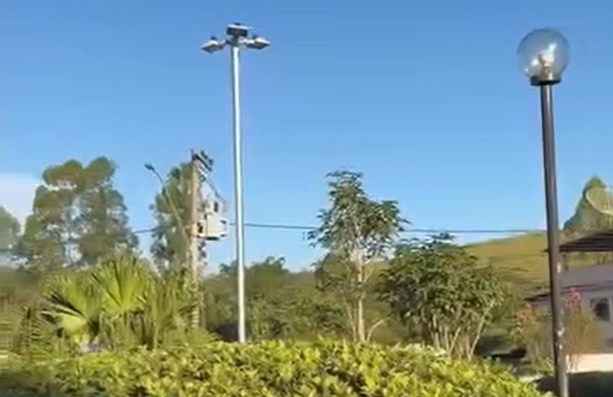 Leia mais sobre o artigo Prefeitura de Bicas realiza modernização da iluminação na Praça do Cemitério