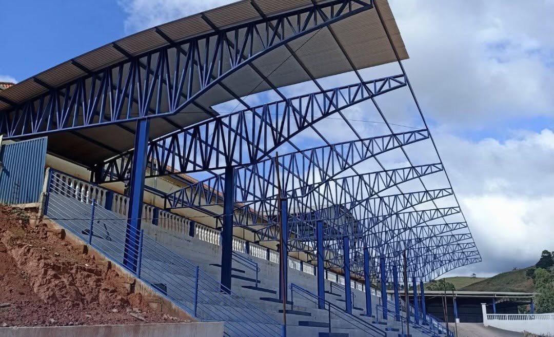 Leia mais sobre o artigo Maripá de Minas_Cobertura da arquibancada do Complexo de Eventos Prefeito Renato Manoel “Irio” sendo finalizada!
