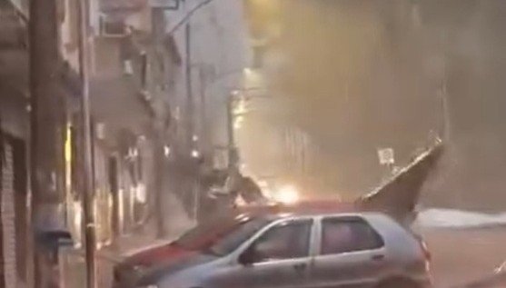 Video_Temporal com ventos fortes atinge Mar de Espanha e causa danos materiais