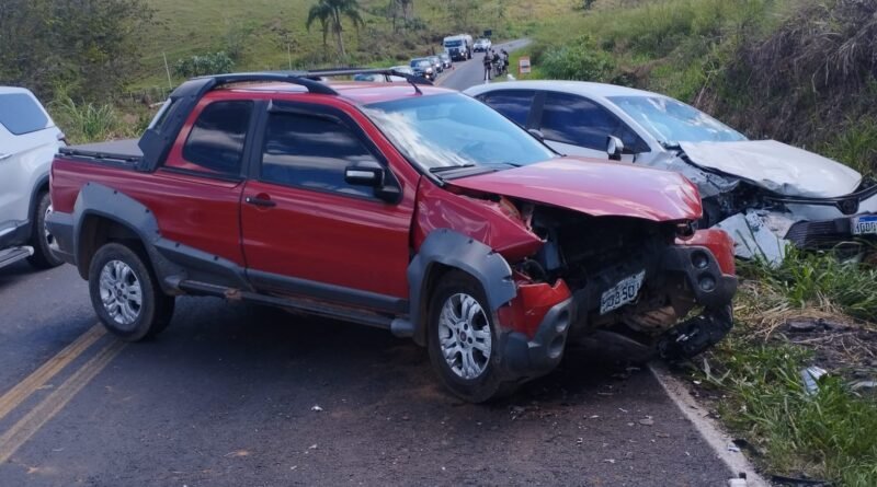 Maripá de Minas: Fiat Strada invade contramão e bate de frente com Corolla na BR-267