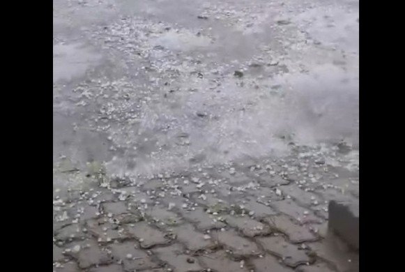 Vídeo – Forte chuva de granizo atinge trecho da BR-267 na tarde desta terça-feira em Bicas MG