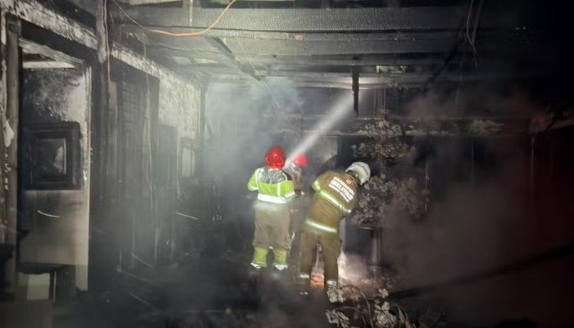 MADRUGADA DE TERROR: incêndio destrói casa na zona rural de Bicas; curto-circuito é uma das suspeitas